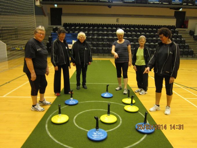 IBF Arena Stadion Alle 2B. 7430 Ikast

Hver tirsdag kl. 14:00 - 14:45

Instruktør: Kirsten Hyldmar

Tæppecurling kan spilles af alle. Kravet er blot at man har styrke nok til at holde og kaste stenen.

Formål: Vedligeholdelse af kroppens muskler og balanceevner, styrkelse af kredsløbet og øget velvære.